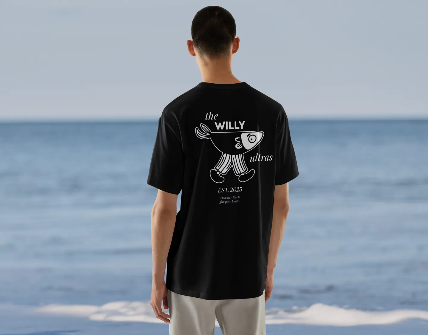 Schwarzes Shirt mit Fischwilly Markenfigur und Willy Ultras Motiv