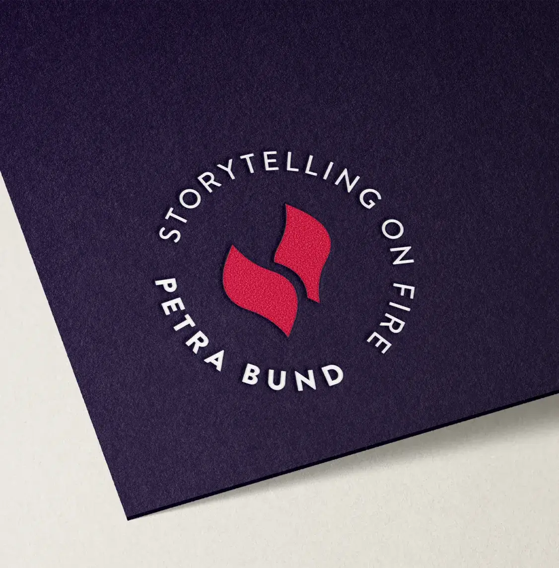 Logo-Design ‚Storytelling on Fire – Petra Bund‘ mit stilisierten Flammen