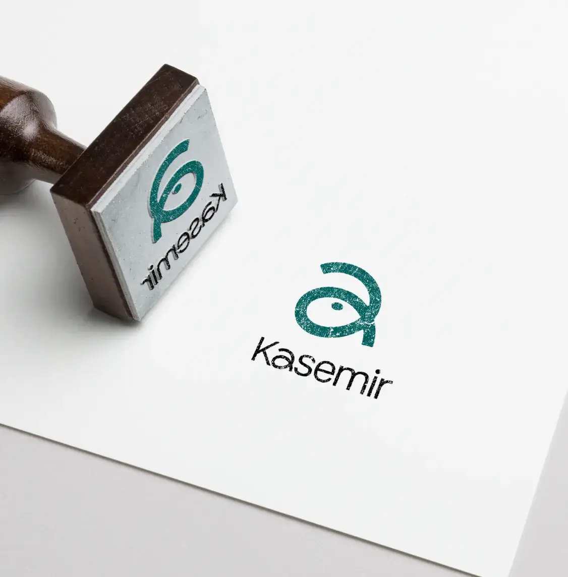 Firmenstempel mit dem Logo des Brillenstudios Kasemir auf weißem Papier