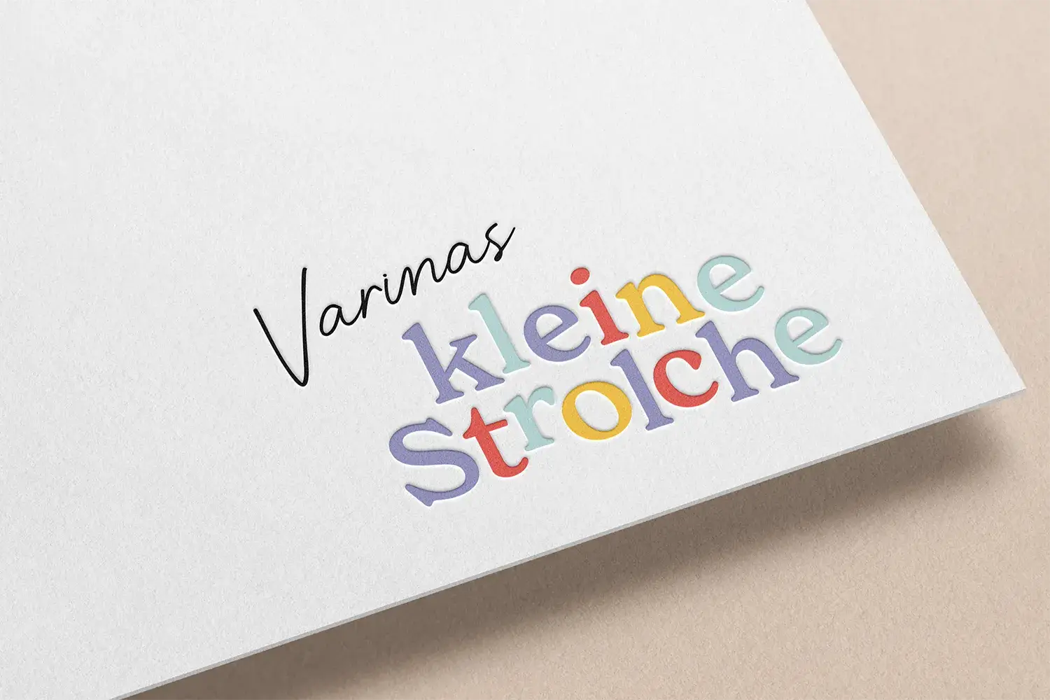 Logo mit der Aufschrift „Varinas kleine Strolche“ in bunten Buchstaben auf einer Visitenkarte