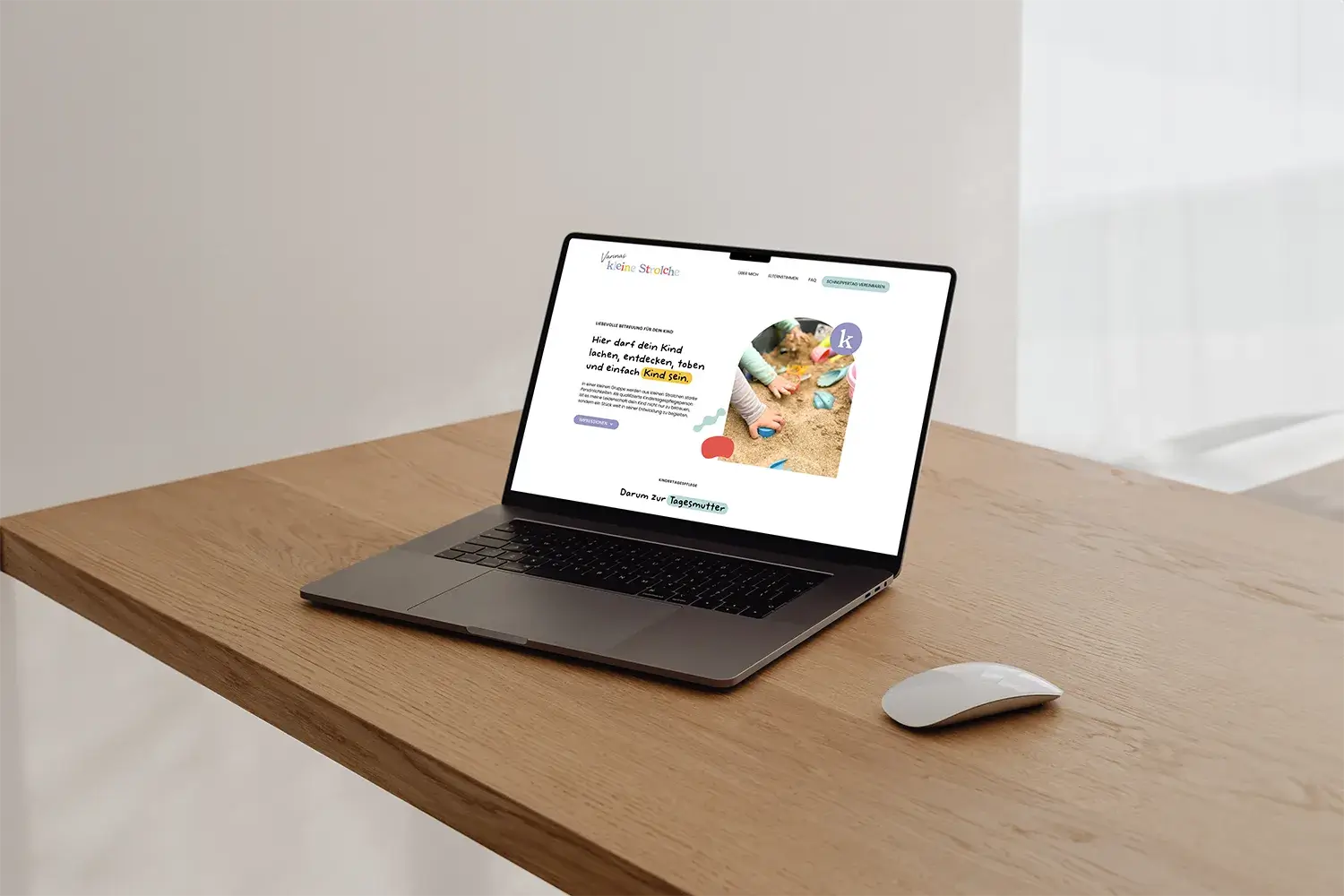 Laptop auf Tisch zeigt die Startseite von „Varinas kleine Strolche“